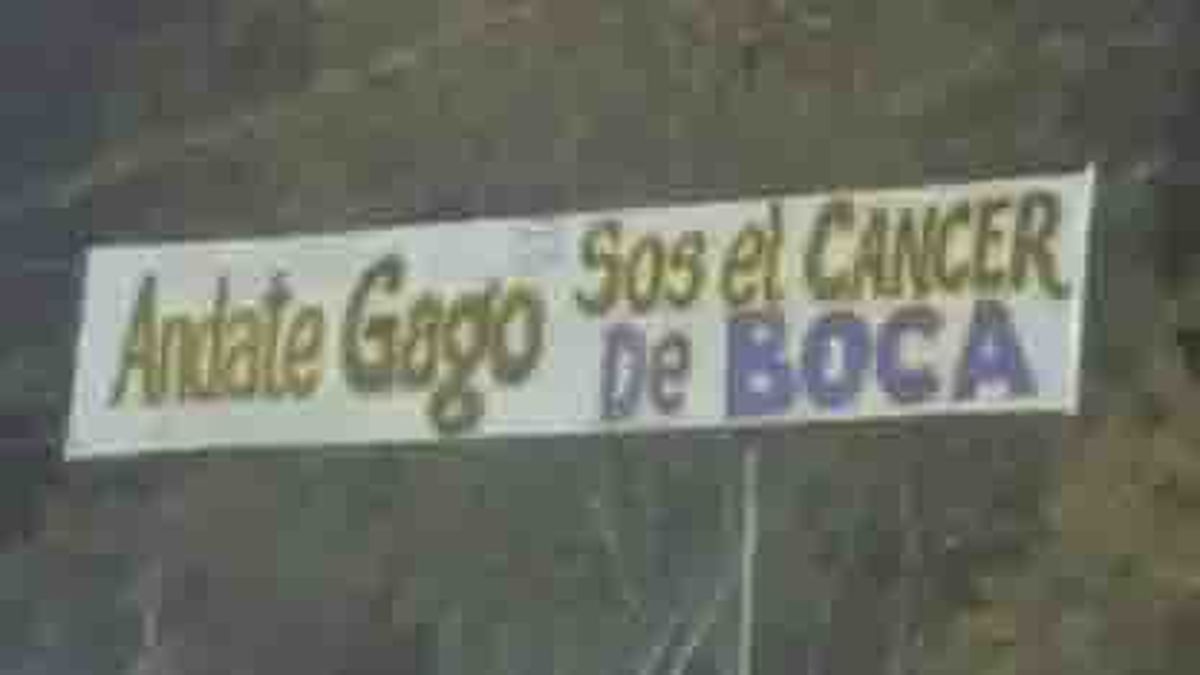 Los hinchas de Boca colocaron pasacalles contra Juan Román Riquelme en el predio de Ezeiza antes de que se conociera el despido de Fernando Gago. (Foto: Gentileza: TyC Sport) Los hinchas de Boca colocaron pasacalles contra Juan Román Riquelme en el predio de Ezeiza antes de que se conociera el despido de Fernando Gago. (Foto: Gentileza: TyC Sport)