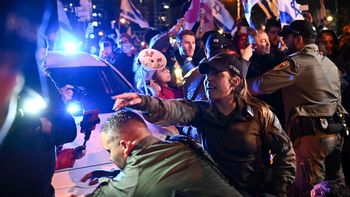 Benjamin Netanyahu enfrenta protestas cada vez más intensas en Tel Aviv. Benjamin Netanyahu enfrenta protestas cada vez más intensas en Tel Aviv.