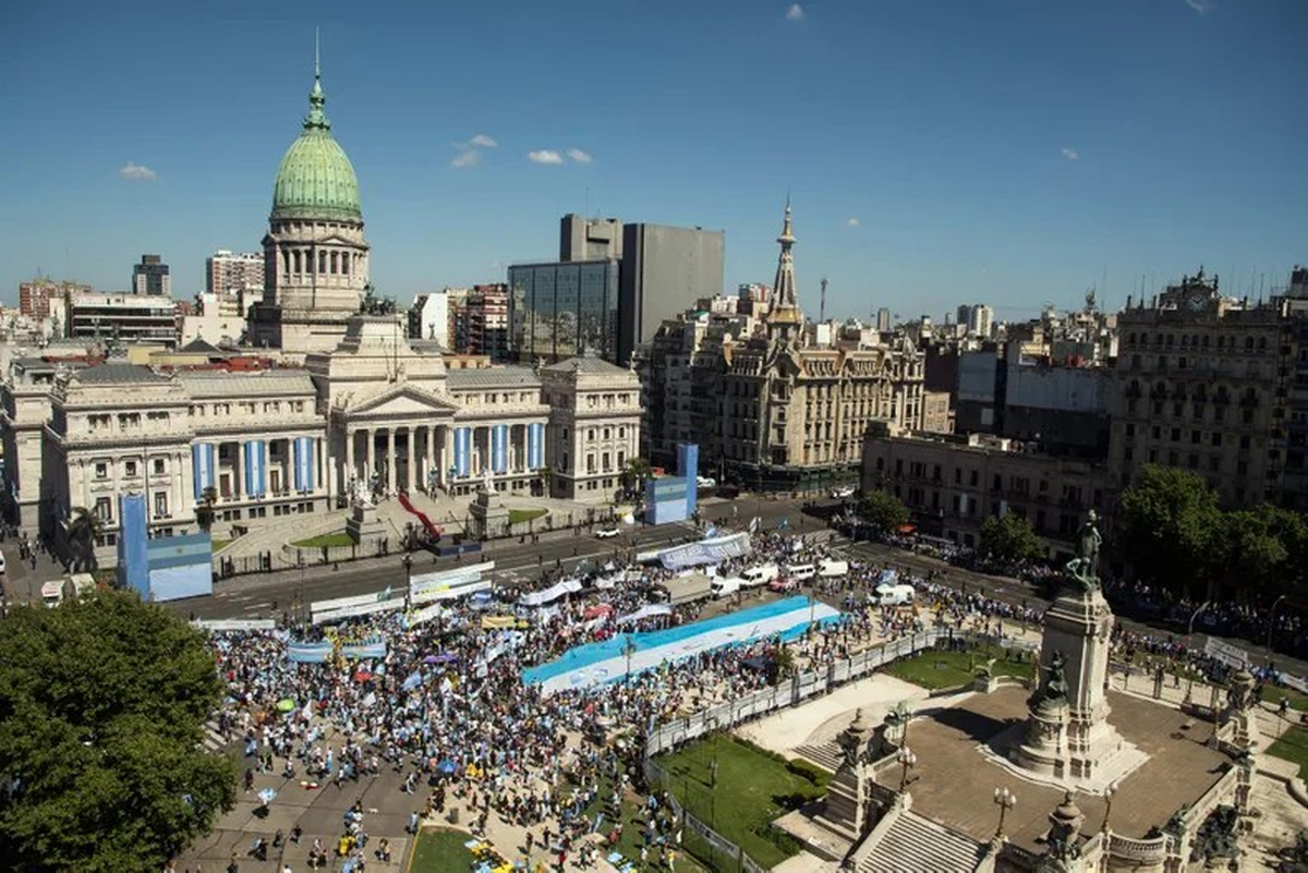 Plaza del Congreso en el mediodía del 10 de diciembre de 2023 Plaza del Congreso en el mediodía del 10 de diciembre de 2023