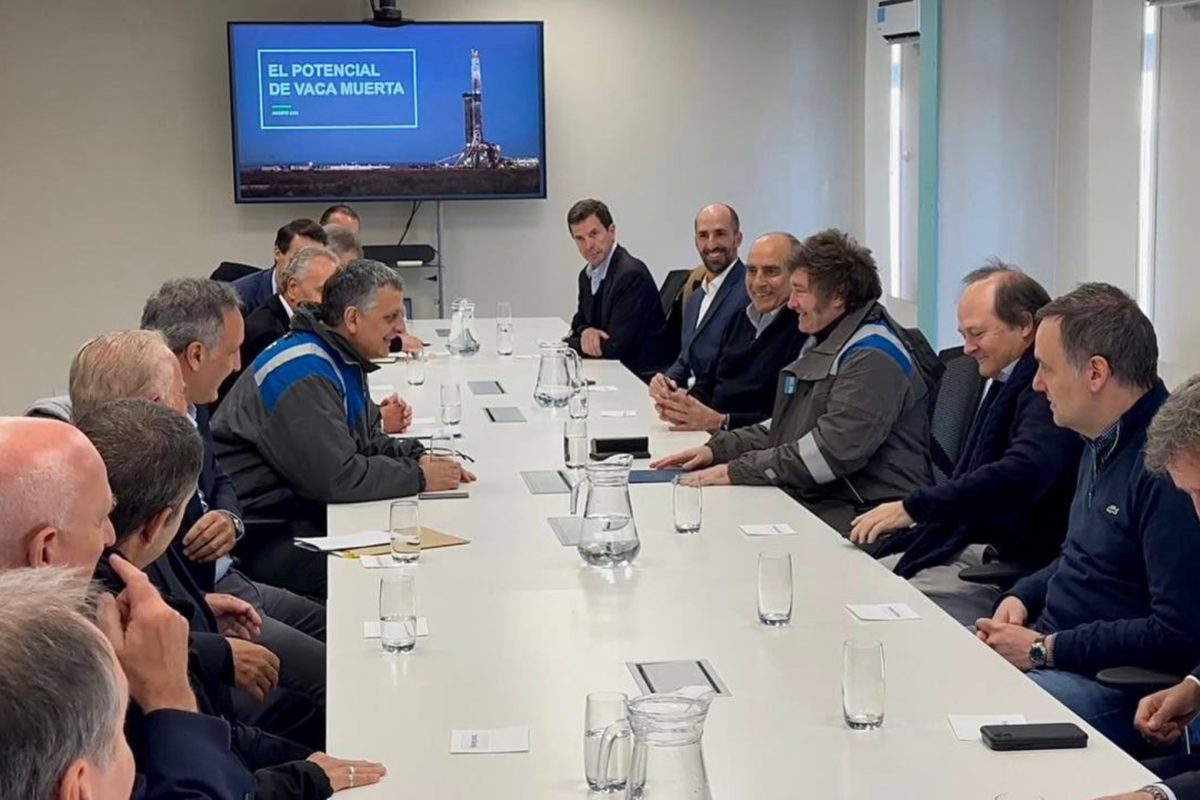 Fotode Javier Milei junto a CEOs de petroleras. Fotode Javier Milei junto a CEOs de petroleras.
