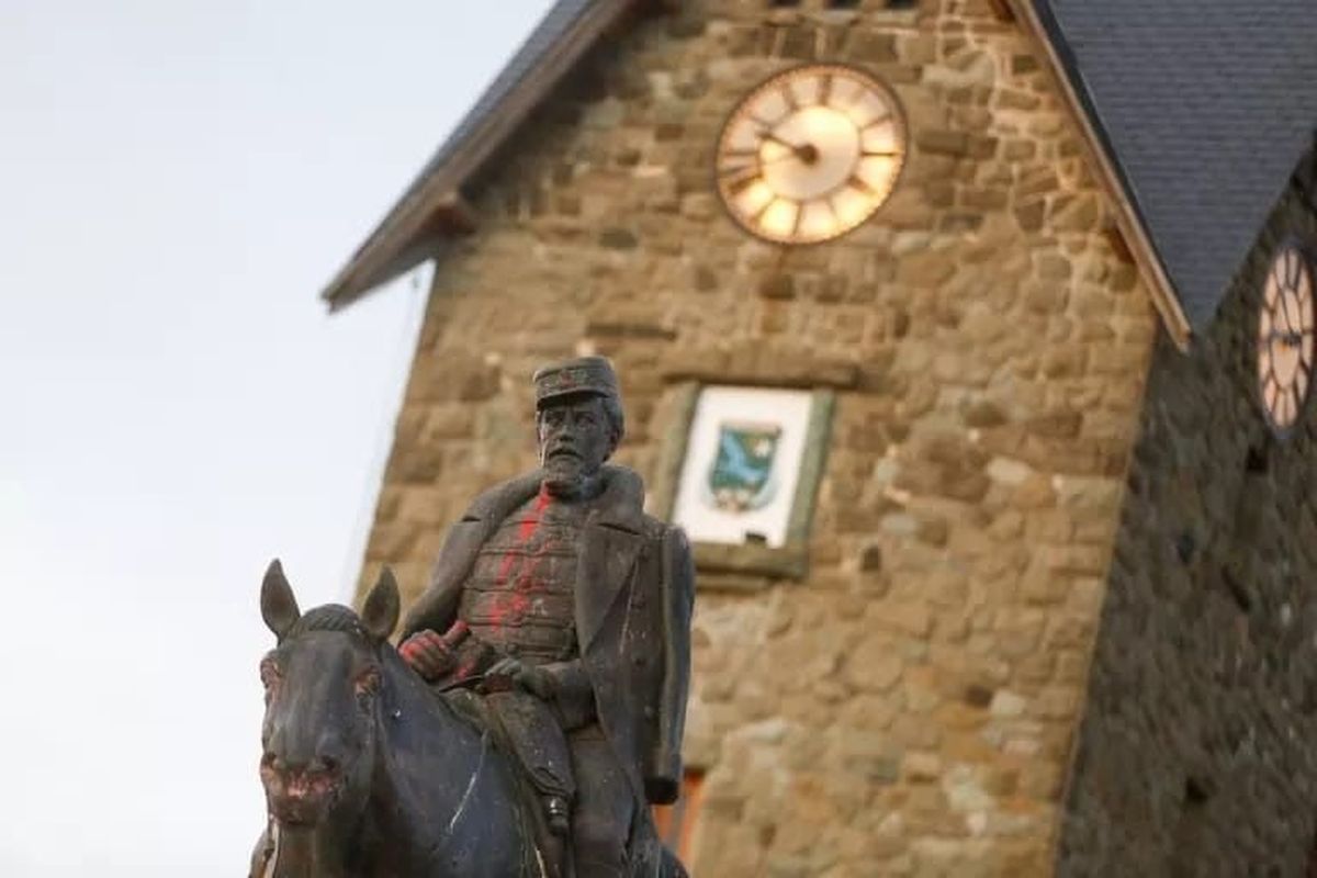 La polémica en Bariloche por el monumento a Roca resurgió luego de que el intendente de esa localidad elevara un proyecto para quitarlo de la icónica plaza del Centro Cívico.