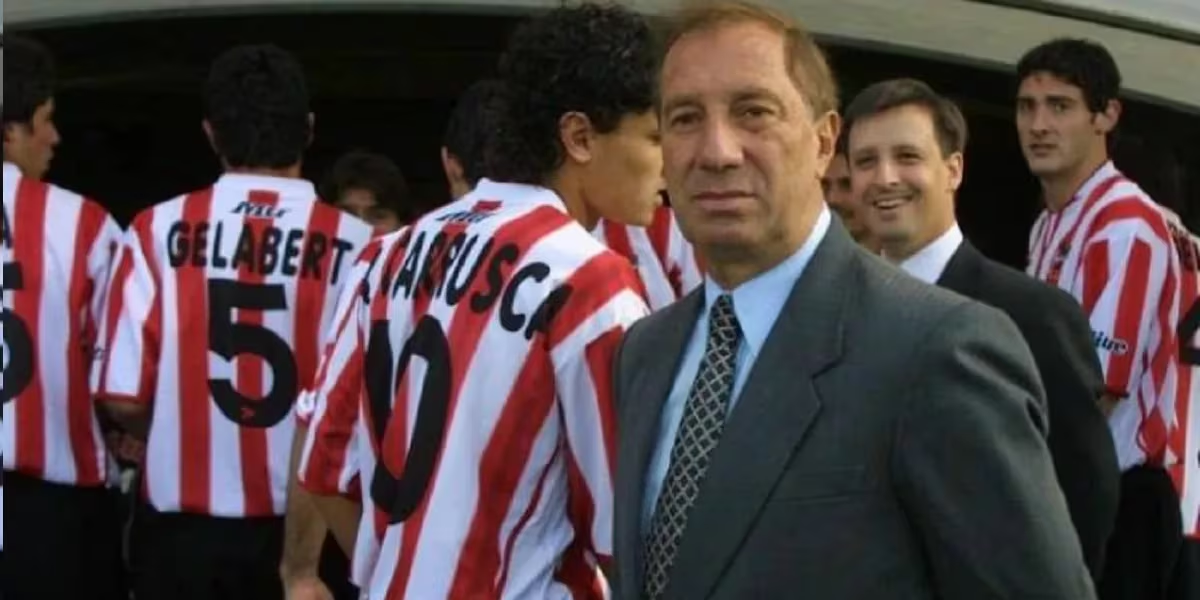 Carlos Bilardo era DT de Estudiantes de La Plata, cuya permanencia en la máxima categoría corría peligro. Para motivarlos, llevó Gatorade en una botella de champagne... y el resto fue histórico. Carlos Bilardo era DT de Estudiantes de La Plata, cuya permanencia en la máxima categoría corría peligro. Para motivarlos, llevó Gatorade en una botella de champagne... y el resto fue histórico.