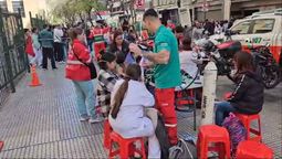Personas asistidas por el SAME en la vereda de la Facultad de Odontología, en Recoleta.