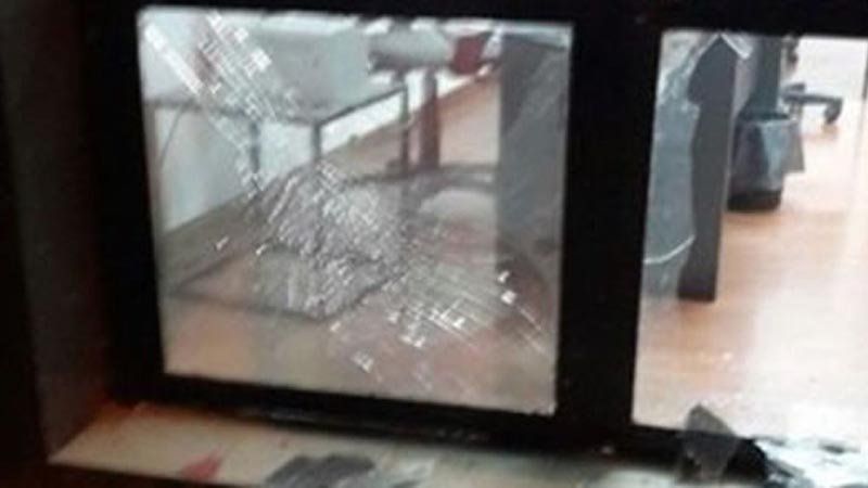 Imágenes de los destrozos en las oficinas de Newell’s Old Boys de Rosario tras el estallido de una granada