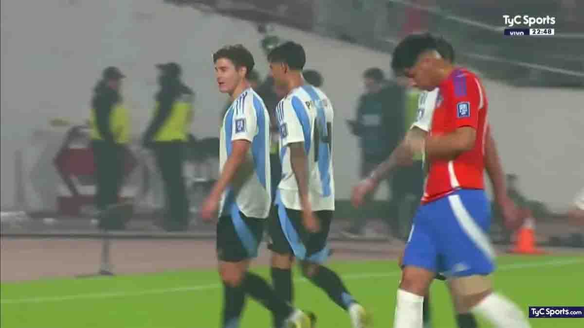 Arturo Vidal realizó una doble provocación a Rodrigo De Paul durante la victoria de Argentina frente a Chile 0-1, hubo respuesta de los chilenos. (Foto: Captura de TV) Arturo Vidal realizó una doble provocación a Rodrigo De Paul durante la victoria de Argentina frente a Chile 0-1, hubo respuesta de los chilenos. (Foto: Captura de TV)