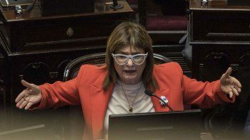 Con Karina furiosa, Patricia Bullrich quiere deshacer lo firmado