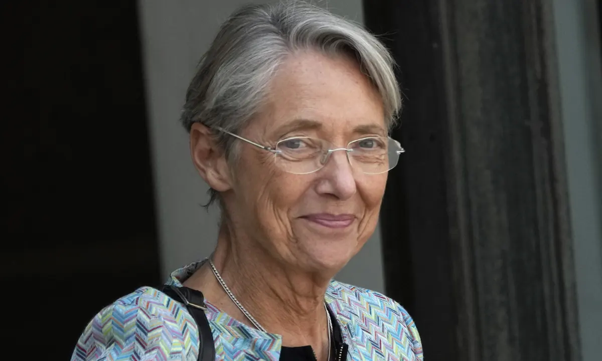 Élisabeth Borne partió hacia Argelia en compañía de 15 ministros, entre ellos los de Hacienda, Interior y Transportes. La crisis se iba a gestionar a 2.000 kilómetros de París: ¡¿...?!