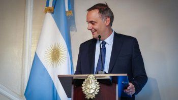 Más presión sobre Adorni: Ahora hablan de un viaje en