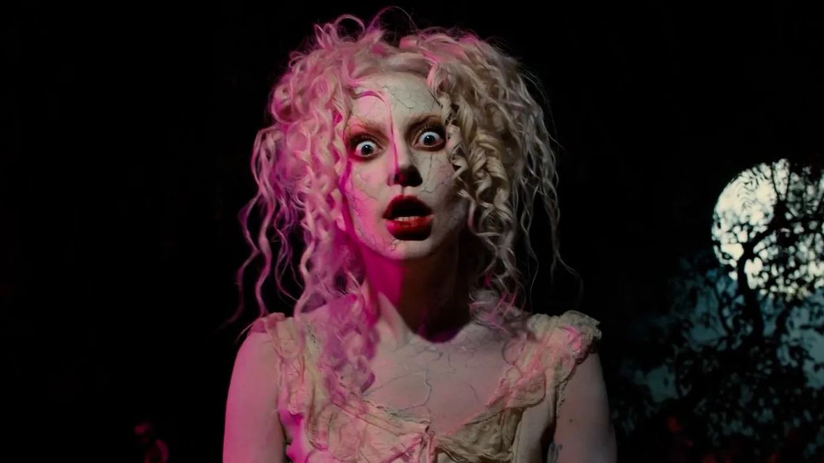 Usuarios en redes bromean con que Lady Gaga está maldita tras interactuar con las muñecas de Xochimilco. Su nuevo videoclip ya desató memes por todos lados.