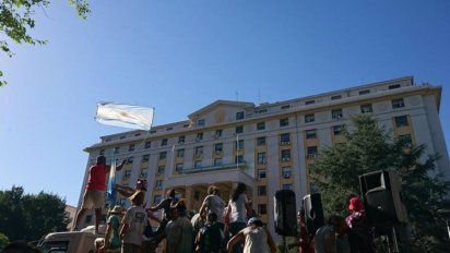 Marcharon a la gobernación de Mendoza contra una ley que habilita el uso de cianuro (con aval de Alberto)
