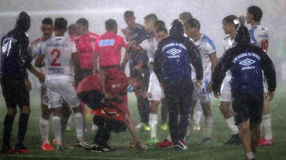 La tormenta y la lluvia torrencialfrenó el clásico entre Peñarol y Nacional. De ahí, el “Carbonero” se clasificóa la final del torneo amistoso por sorteo.
