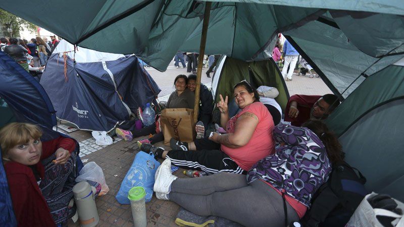 Comienzan a levantar el acampe, a la espera de una reunión con Peña (Foto NA)