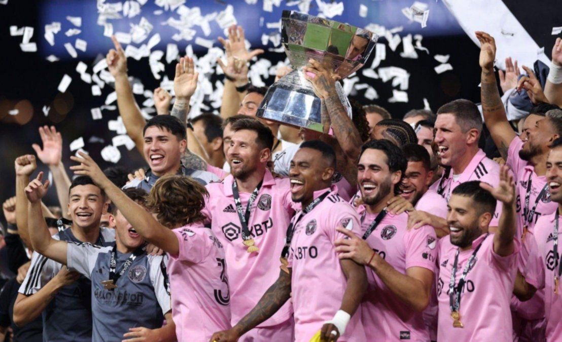 Lionel Messi y su equipo Inter de Miami celebrando la obtención de la Leagues Cup 2023