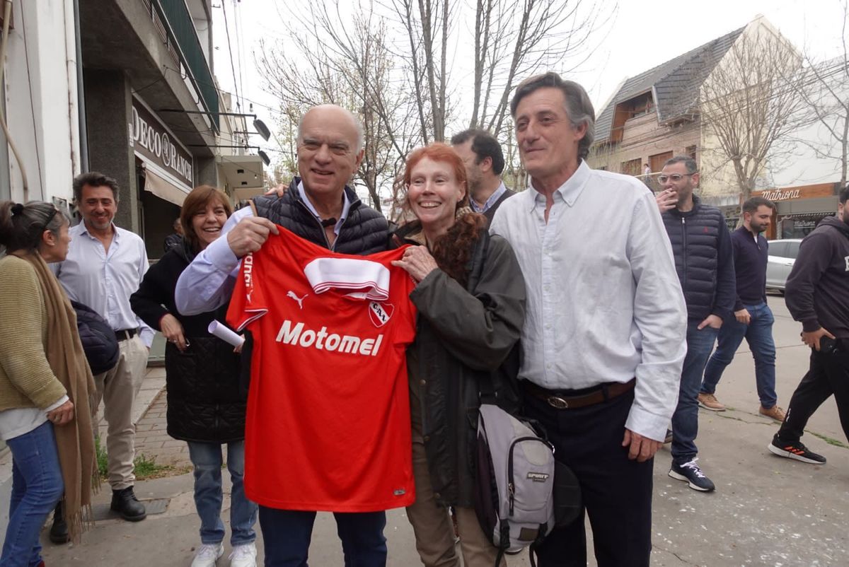 En la caminata no podía faltar la camiseta de Independiente club que preside Grindetti