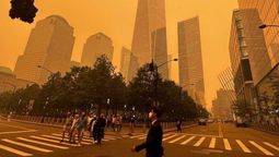 Nueva York envuelta en una luz rojiza tras los incendios forestales en Canadá.