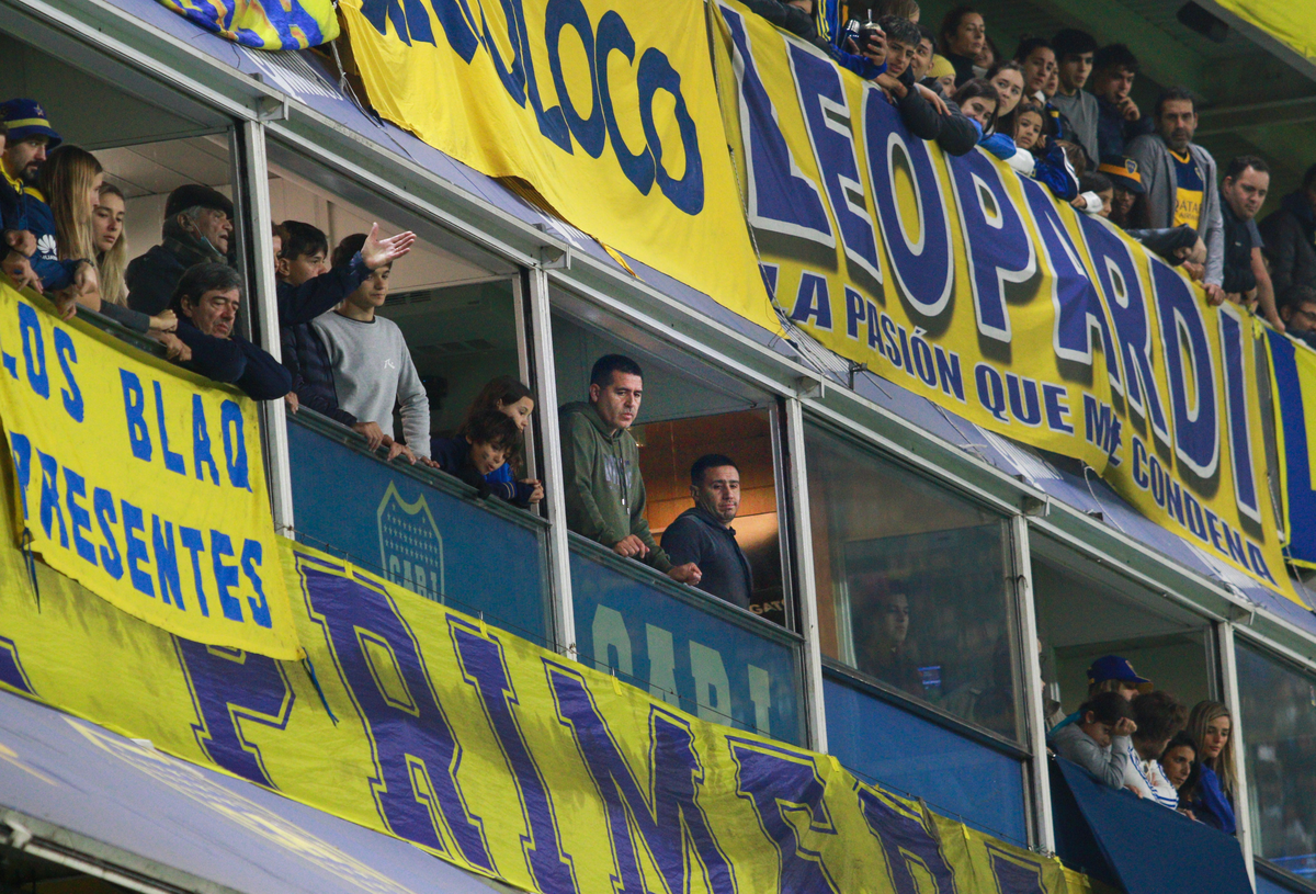 Juan Román Riquelme no bajó de su palco para recibir a Carlos Tevez frente a la multitud de gente en La Bombonera.