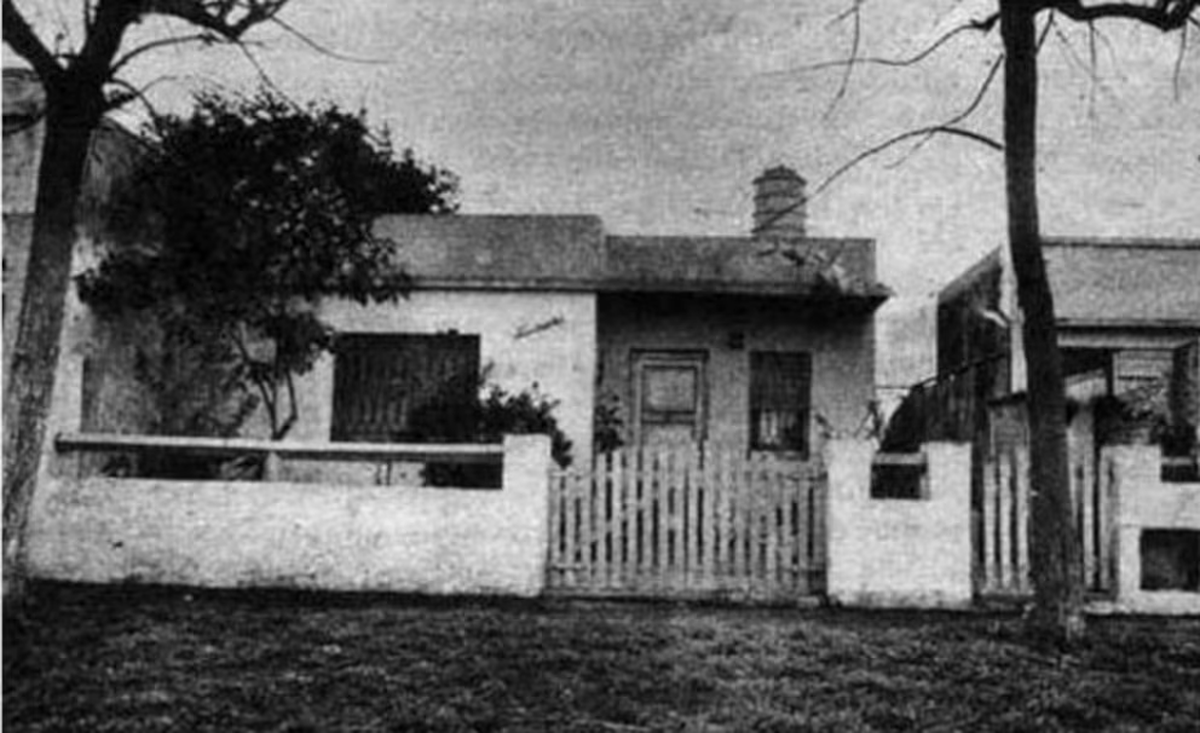 En una casa de Florida, una reunión aparentemente normal ocultaba un intento de golpe militar. Mientras sonaba una pelea de boxeo por radio, la dictadura ya conocía todos los planes. En una casa de Florida, una reunión aparentemente normal ocultaba un intento de golpe militar. Mientras sonaba una pelea de boxeo por radio, la dictadura ya conocía todos los planes.