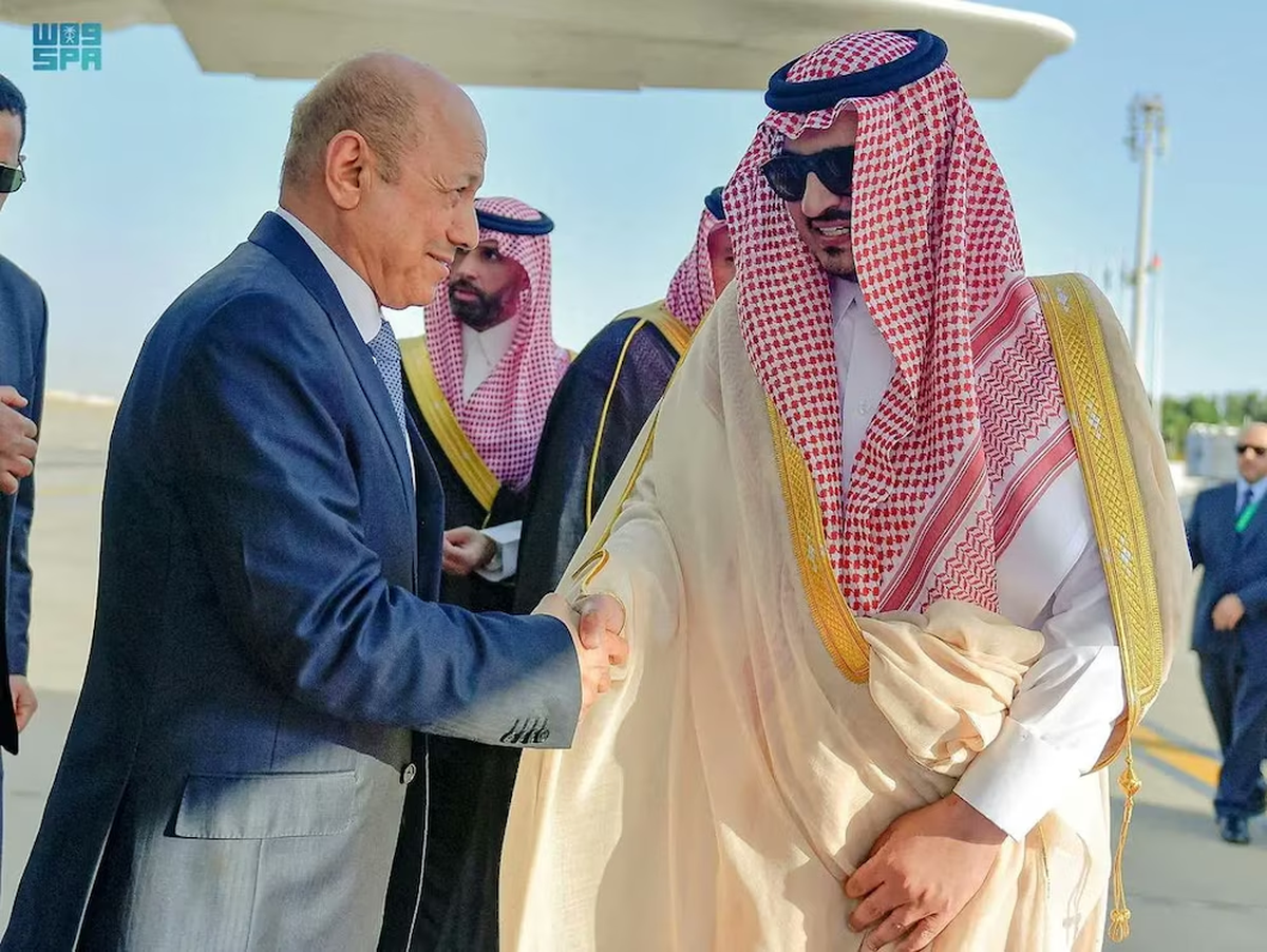 El presidente del Consejo de Liderazgo Presidencial de Yemen, Rashad Al Alimi, en la cumbre de la Liga Árabe en Arabia Saudita, el 18 de mayo de 2023. Al Alimi asumió el poder en 2022 tras la renuncia de Abdo Rabu Mansur Hadi bajo presiones saudíes. | GENTILEZA REUTERS El presidente del Consejo de Liderazgo Presidencial de Yemen, Rashad Al Alimi, en la cumbre de la Liga Árabe en Arabia Saudita, el 18 de mayo de 2023. Al Alimi asumió el poder en 2022 tras la renuncia de Abdo Rabu Mansur Hadi bajo presiones saudíes. | GENTILEZA REUTERS