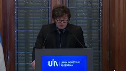UIA: Rostros serios y pocos aplausos