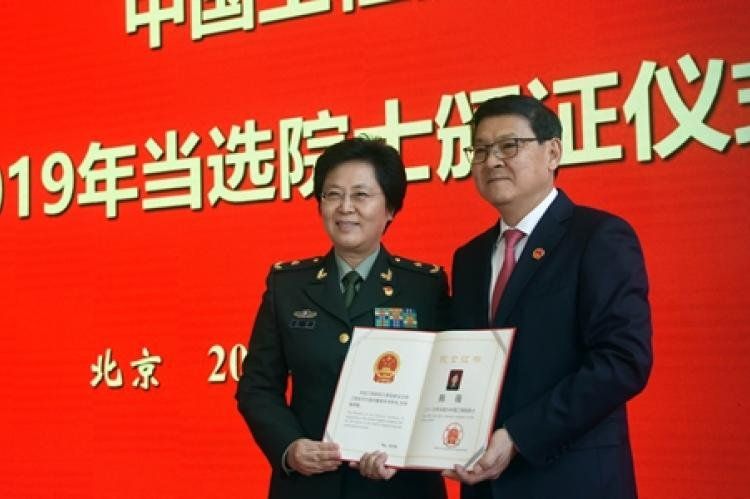 Chen Wei (izquierda), cuando ingresó a la Academia China de Ingenieros.