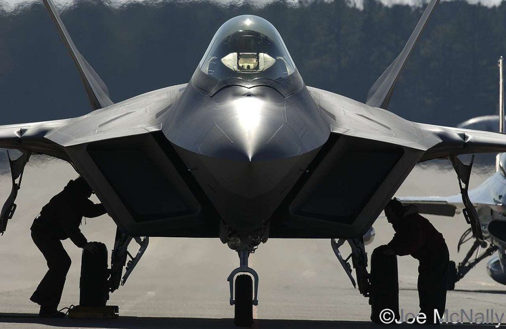 USA también envió aviones de combate F-22 el domingo 31/03 para participar en los ejercicios. Los F-22 fueron desplegados anteriormente en Corea del Sur en 2010.