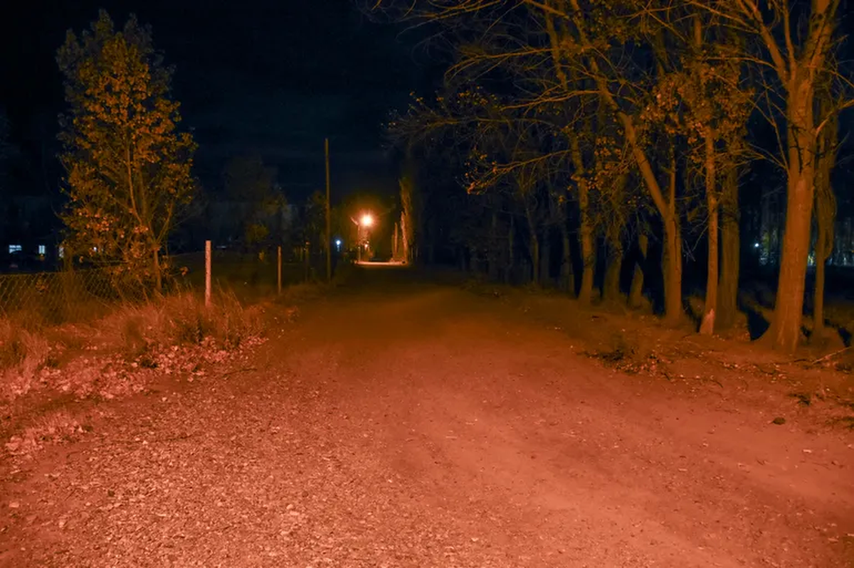 China Muerta, Plottier, Neuquén, calle Javier Milei, de noche, loteo en desarrollo urbano.