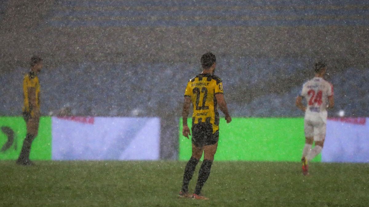 La tormenta y la lluvia torrencial frenó el clásico entre Peñarol y Nacional. De ahí, el “Carbonero” se clasificó a la final del torneo amistoso por sorteo.