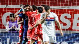 Gonzalo Siri y sus compañeros de Argentinos Juniors festejan el penal atajado por el arquero