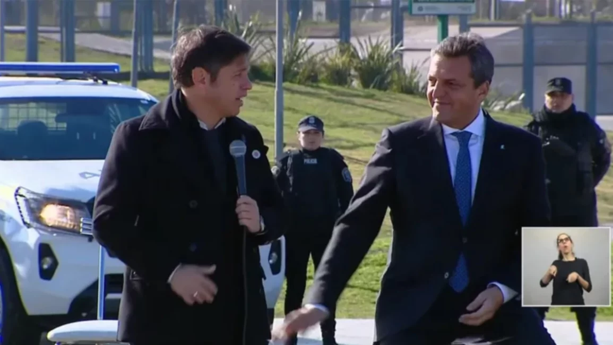 Sergio Massa y Axel Kicillof en la entrega de vehículos para fuerzas policiales en Merlo. Sergio Massa y Axel Kicillof en la entrega de vehículos para fuerzas policiales en Merlo.