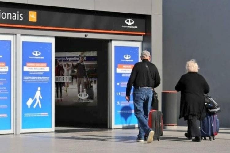 Ida y vueltas para definir el cierre de vuelos internacionales