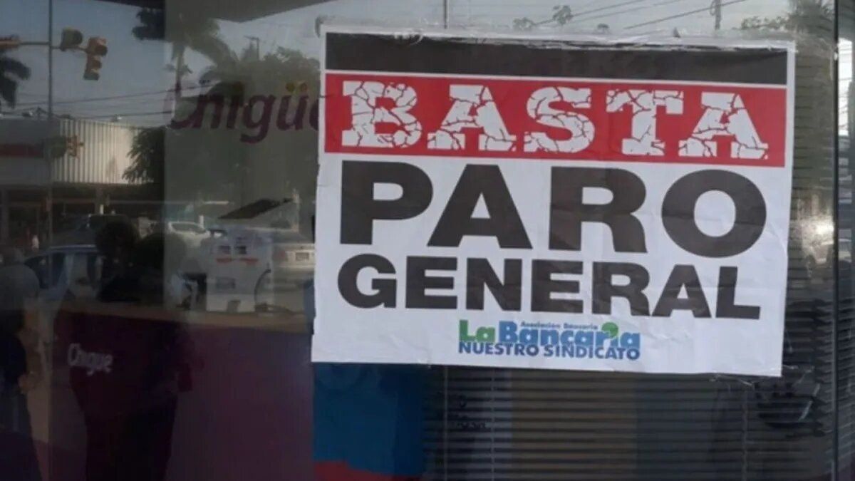 Otro de los afiches que el gremio bancario pegó en las puertas de las sucursales