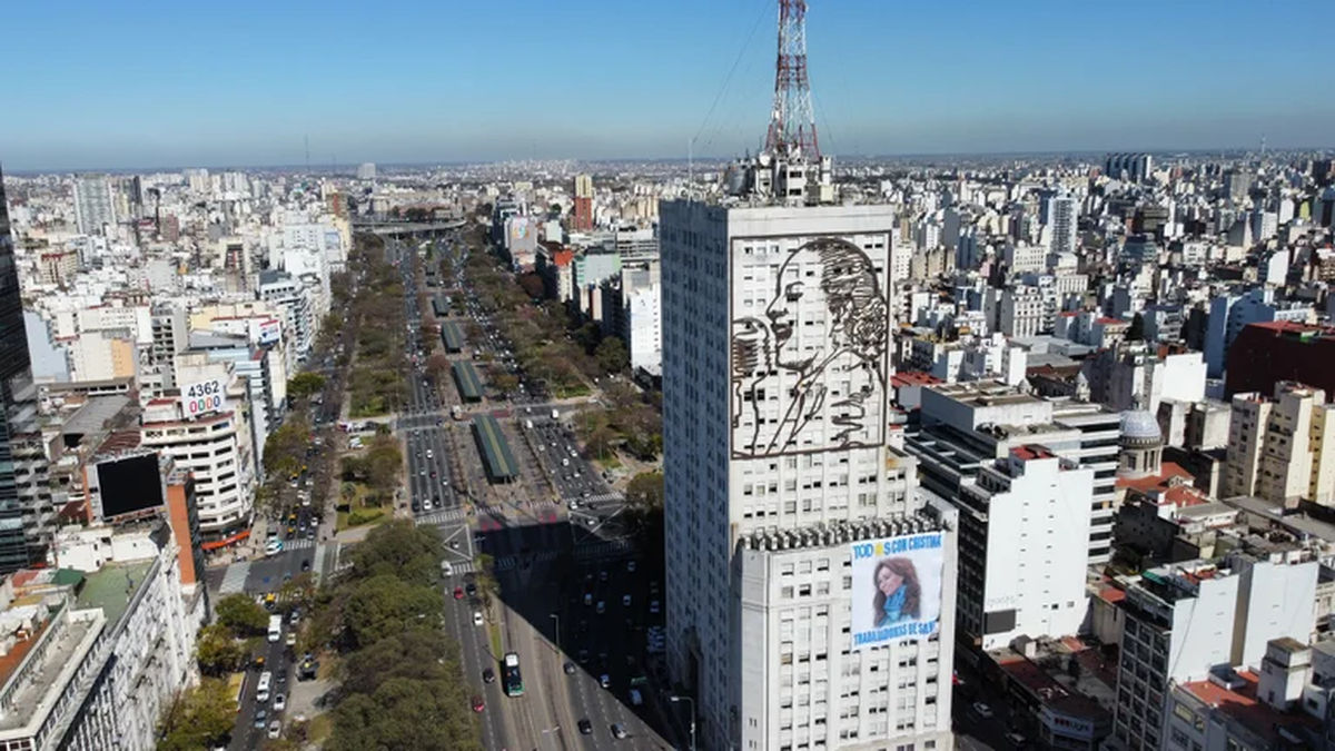 Otra imagen del edifico "decorado" con la imagen de CFK y Eva Perón donde funcionan los ministerios de Desarrollo Social y Salud.