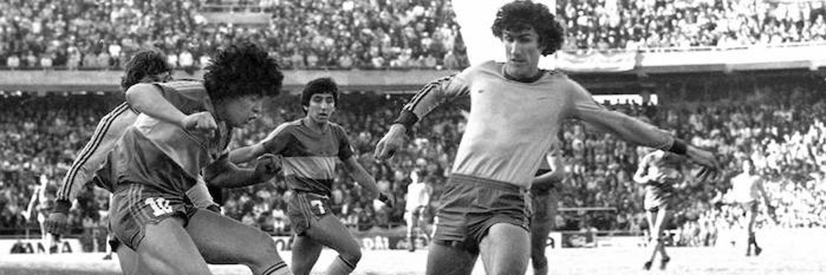 Edgardo Bauza enfrentando a Maradona. Ambos integrarían la selección subcampeona del mundo en Italia 90 Edgardo Bauza enfrentando a Maradona. Ambos integrarían la selección subcampeona del mundo en Italia 90