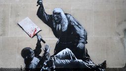 Banksy, el artista urbano más enigmático del mundo, podría haber sido identificado tras una investigación periodística. Banksy, el artista urbano más enigmático del mundo, podría haber sido identificado tras una investigación periodística.
