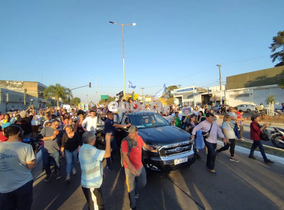 Marcha por Loan: "Vivo se lo llevaron, vivo lo queremos", gritaban quienes se acercaron a pedir Justicia". Foto Diario Época. Marcha por Loan: "Vivo se lo llevaron, vivo lo queremos", gritaban quienes se acercaron a pedir Justicia". Foto Diario Época.