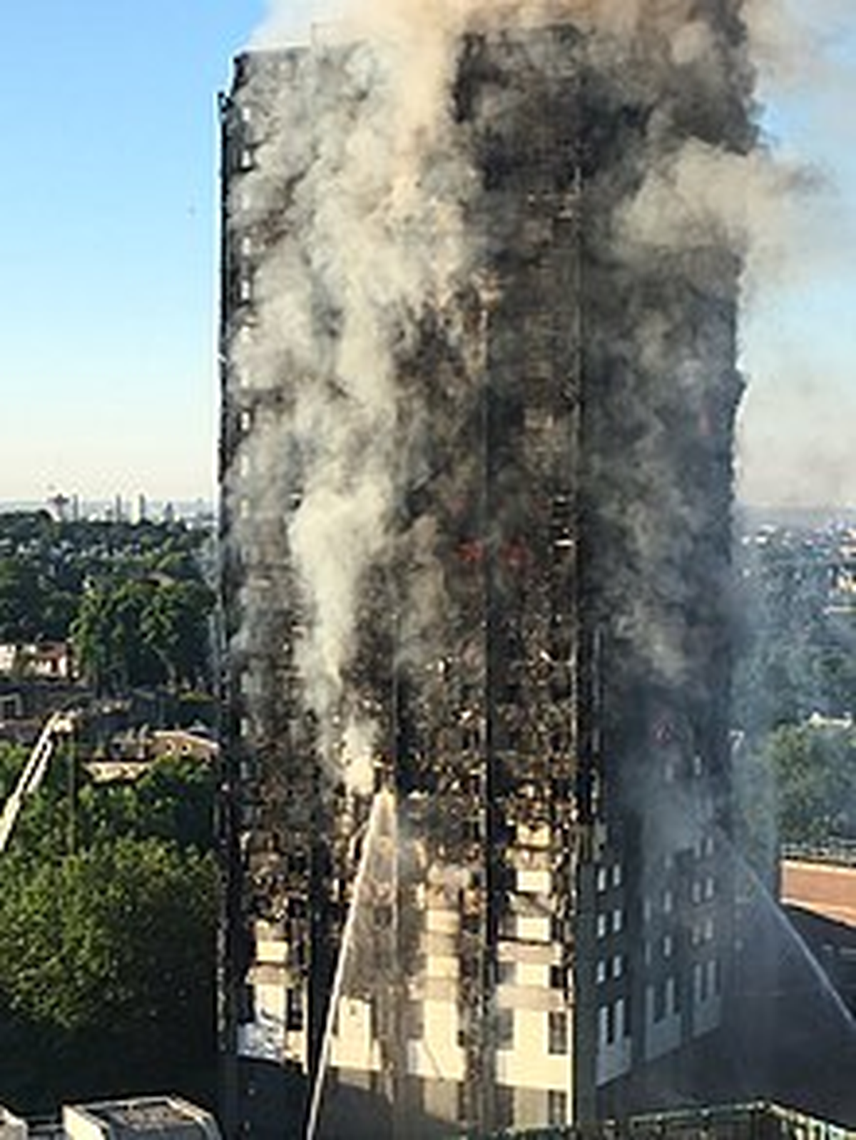 El edificio humea tras el incendio. El edificio humea tras el incendio.