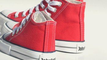 Tras 40 años, John Foos cierra su fábrica de zapatillas en la Argentina