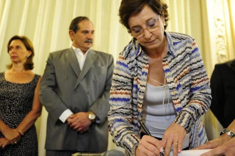 Mirkin al jurar, observada por Alperovich y Beatriz Rojkés (Foto archivo La Gaceta de Tucumán)