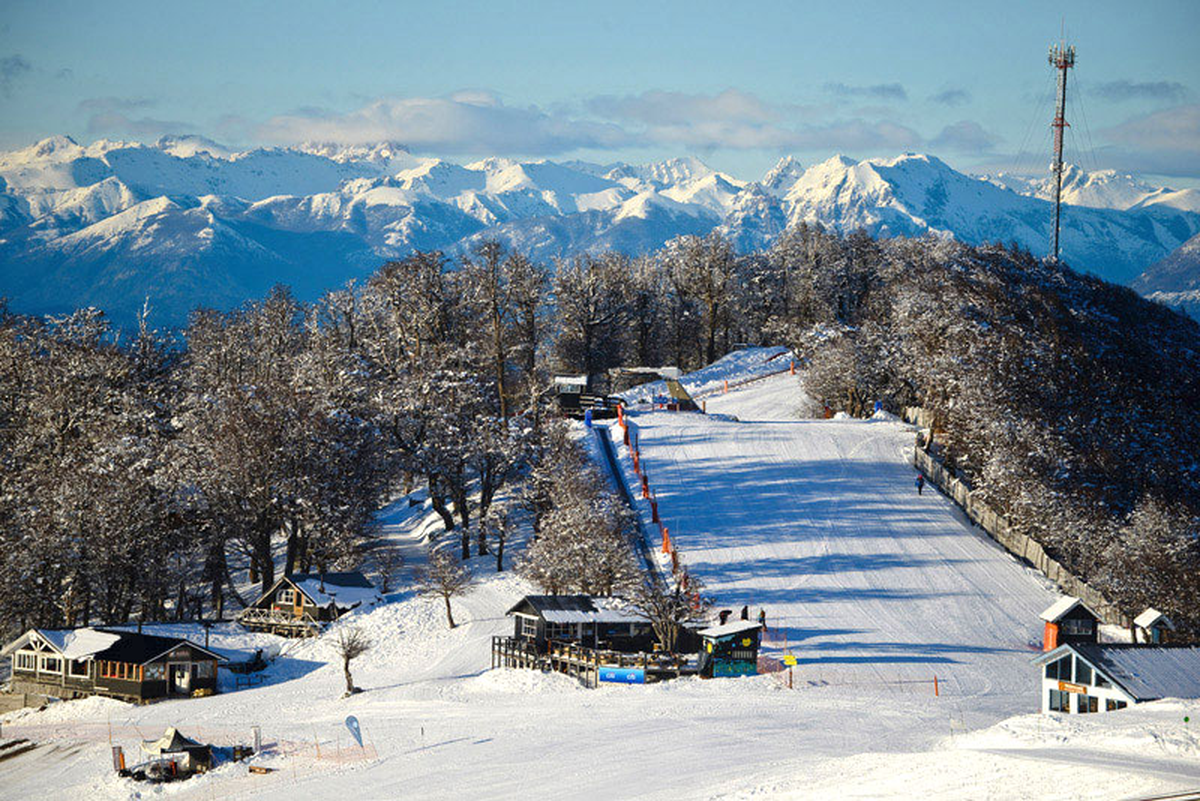 Esquiar en el Cerro Bayo es un buen plan para disfrutar en las vacaciones de invierno.