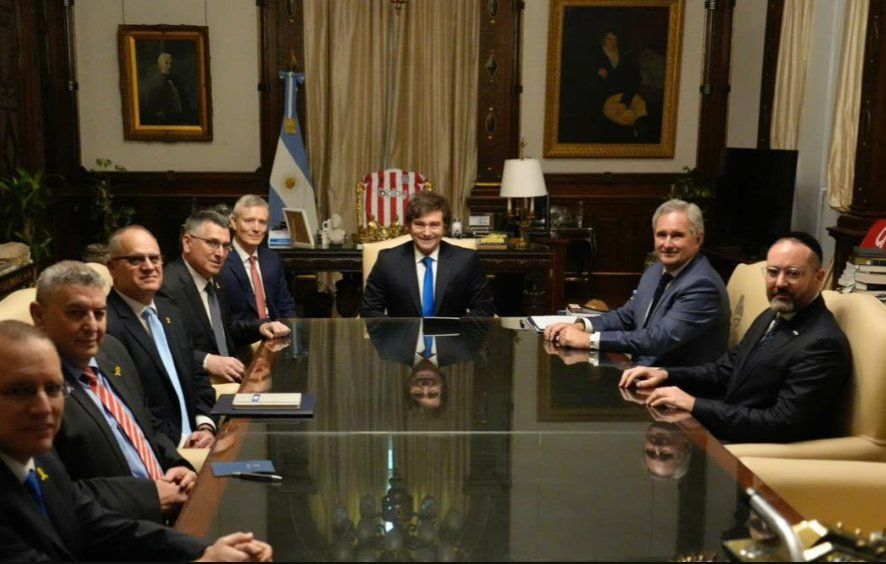 La camiseta de Estudiantes de La Plata detrás de Javier Milei, en una reunión institucional.