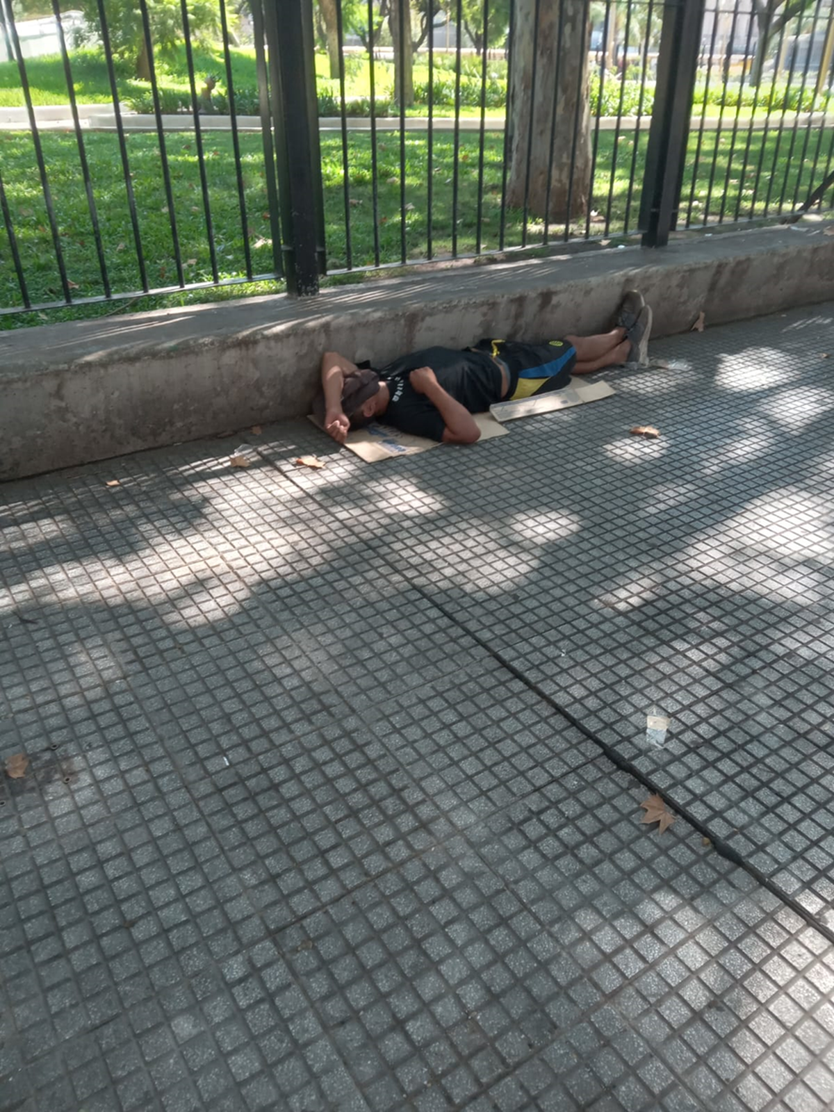 Homeless en Plaza Miserere del Once, soportando 38 grados de sensaci&oacute;n t&eacute;rmica