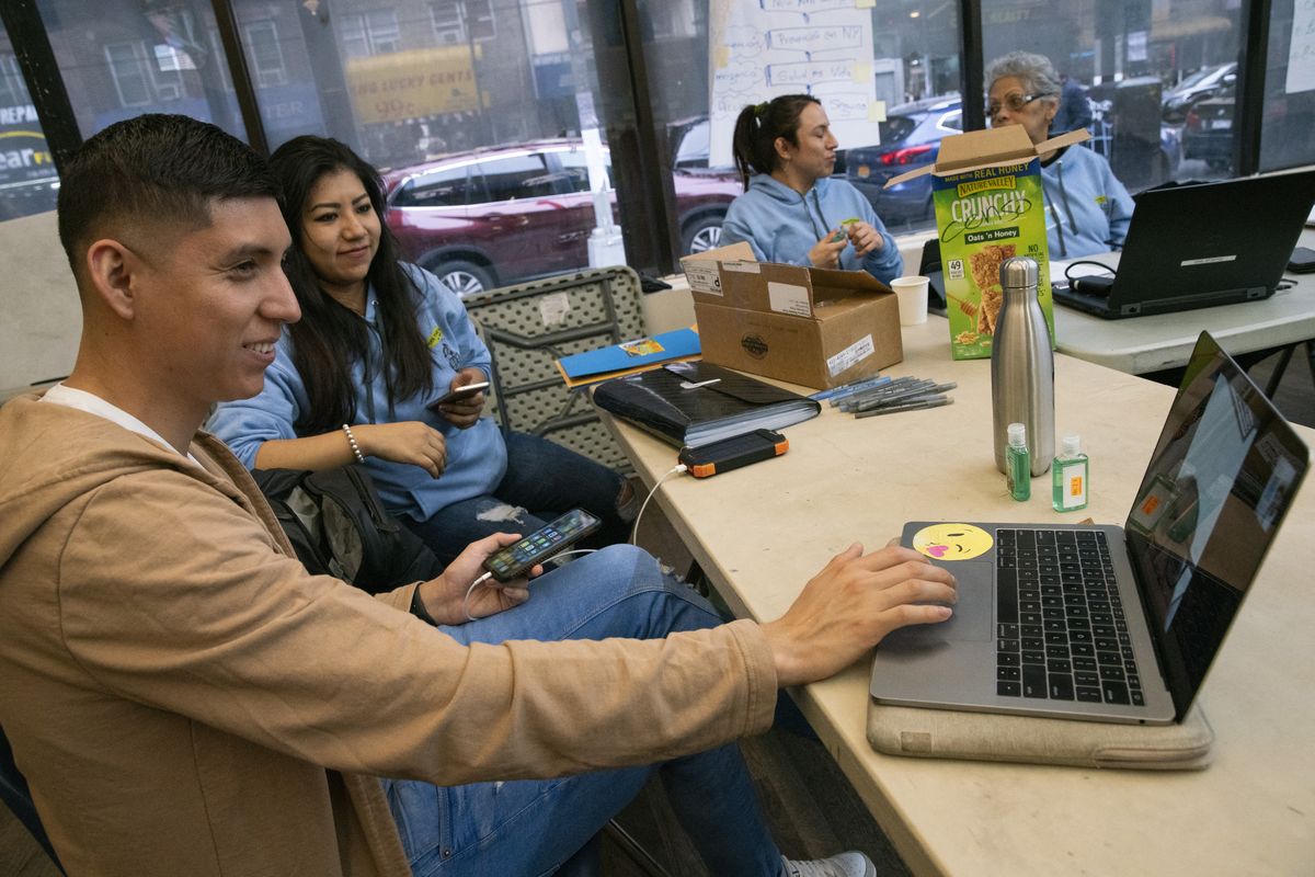 Trabajadores voluntarios para realizar el censo se reunieron para una capacitaci&oacute;n.