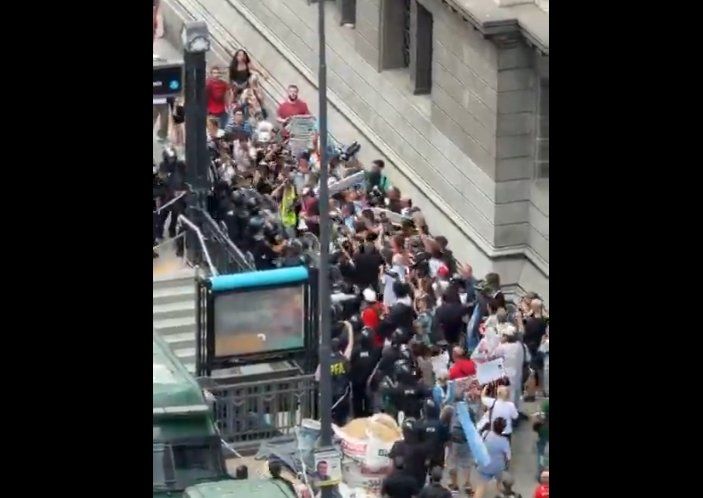 Jubilados y manifestantes reprimidos, pese a estar sobre la vereda.