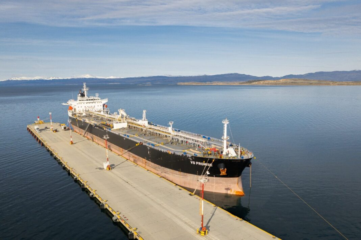 El buque,&nbsp;con capacidad para albergar m&aacute;s de&nbsp;500.000 barriles de crudo&nbsp;en sus bodegas, se apresta a recibir el crudo extra&iacute;do por el consorcio operado por la francesa&nbsp;TotalEnergies&nbsp;y conformado por&nbsp;Pan American Energy (PAE)&nbsp;y la alemana&nbsp;Wintershall Dea; cuyos activos de exploraci&oacute;n y producci&oacute;n fueron absorbidos internacionalmente por la brit&aacute;nica&nbsp;Harbour Energy.