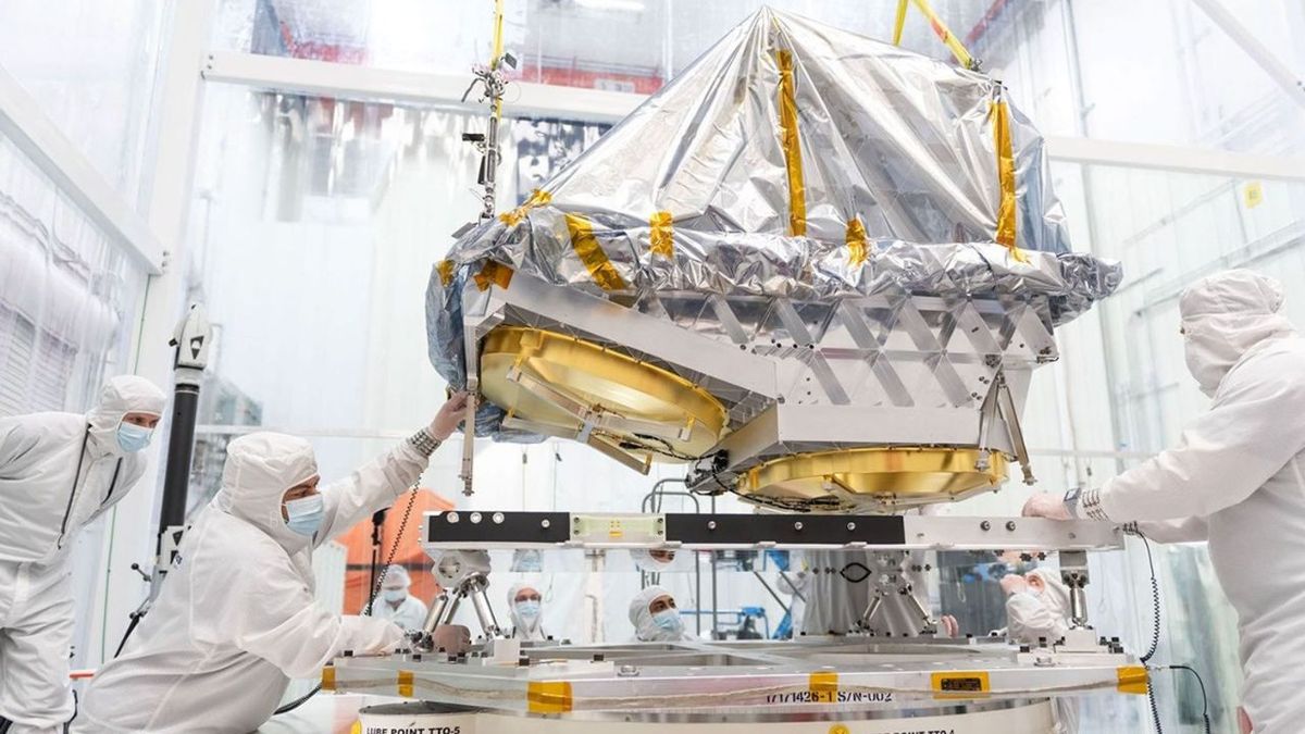 En septiembre de 2025, ingenieros acoplaron el telescopio de aluminio de la misión NEO Surveyor de la NASA. En septiembre de 2025, ingenieros acoplaron el telescopio de aluminio de la misión NEO Surveyor de la NASA.