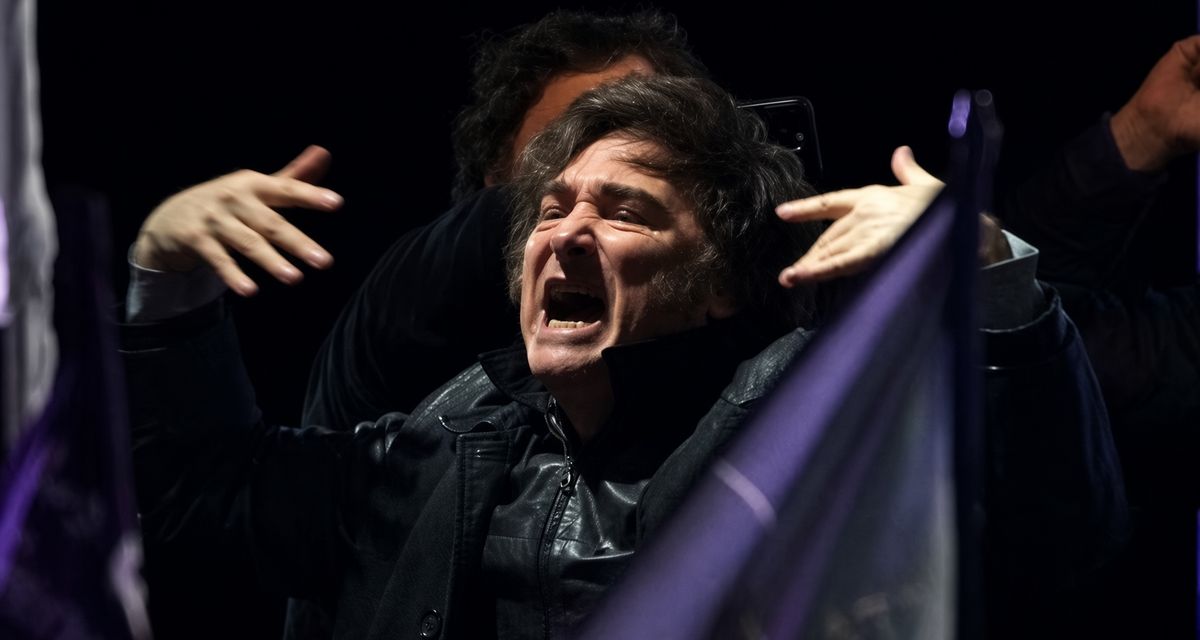 Javier Milei festejando con sus adeptos.