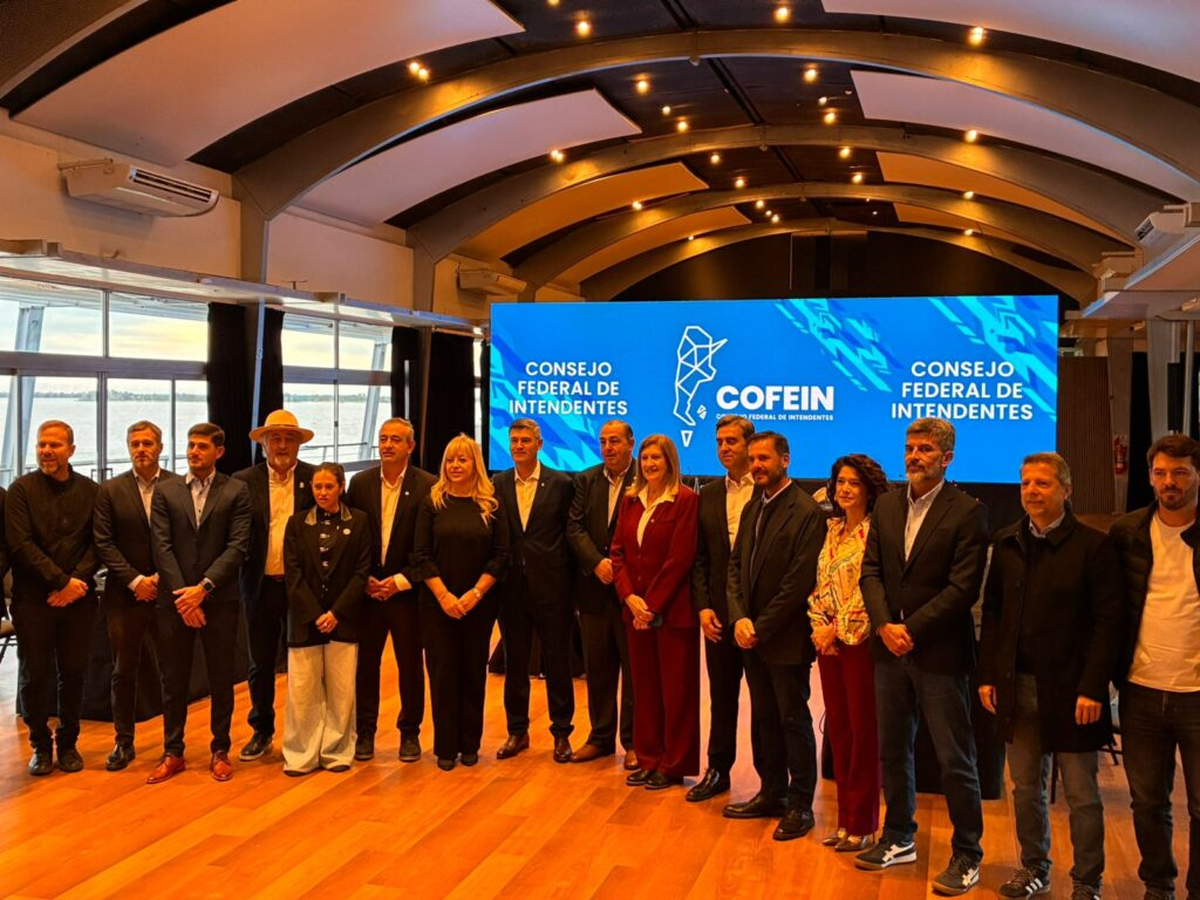 40 intendentes de las principales ciudades plantaron bandera por el federalismo. 40 intendentes de las principales ciudades plantaron bandera por el federalismo. 