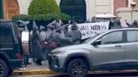 La protesta de los Gandalfs frente a la mansión de Peter Thiel en Barrio Parque.&nbsp;