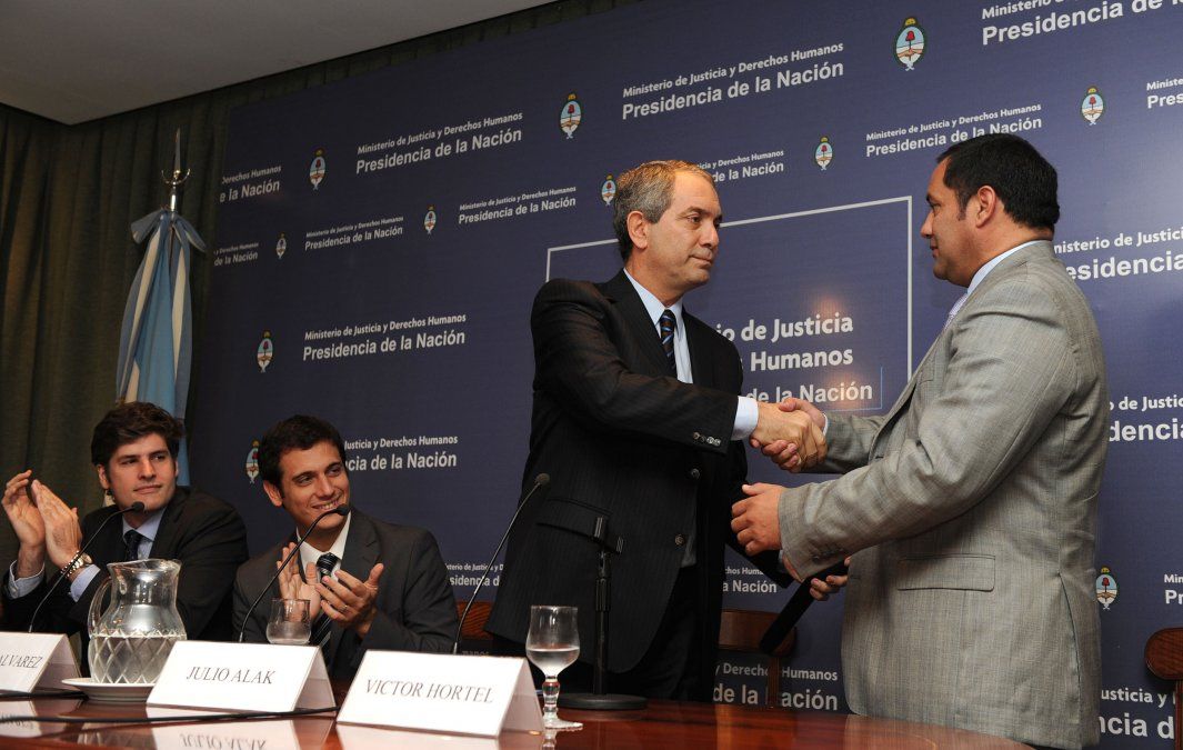 Víctor Hortel (der.) saludando a su jefe, el ministro Julio Alak.