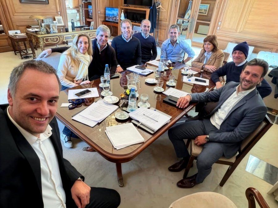 Manuel Adorni encabezó la reunión de la mesa política. Manuel Adorni encabezó la reunión de la mesa política.